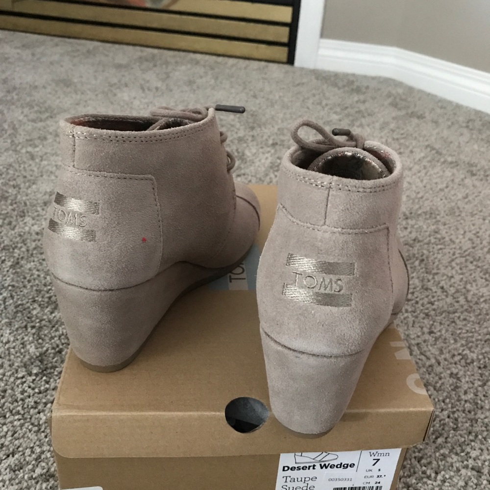 Authentic Toms size US 7